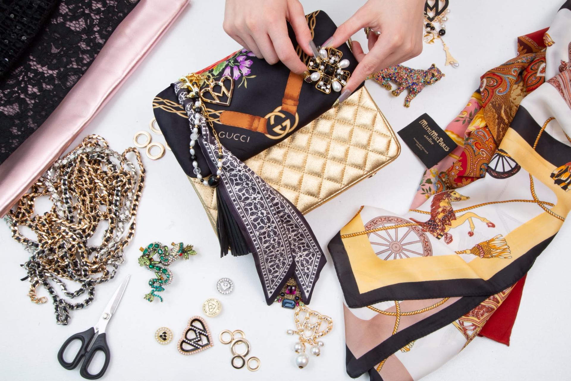 Bag customization workshop: silk scarves, brooches and chains on a quilted gold bag